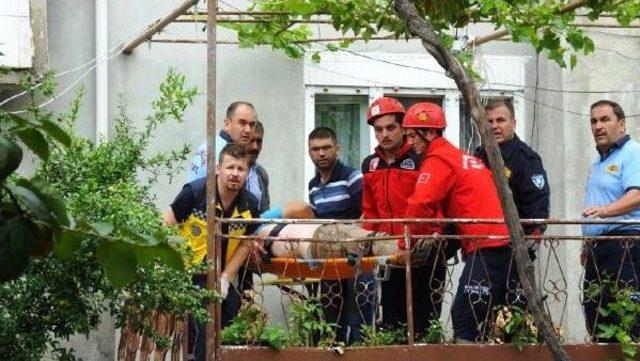 Baba-Oğul Yıkmaya Çalıştıkları Balkonun Altında Kalıp Yaralandı