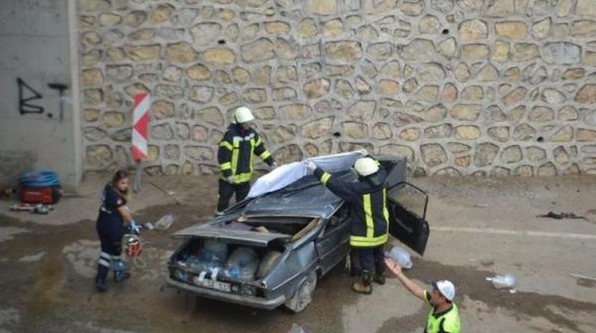 Salihli'de Otomobil K&ouml;pr&uuml;l&uuml; Kavşaktan U&ccedil;tu: 1 &Ouml;l&uuml;, 1 Yaralı