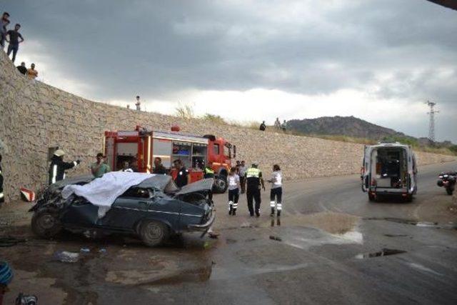 Salihli'de Otomobil Köprülü Kavşaktan Uçtu: 1 Ölü, 1 Yaralı