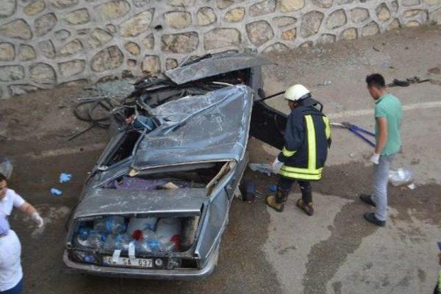 Salihli'de Otomobil Köprülü Kavşaktan Uçtu: 1 Ölü, 1 Yaralı