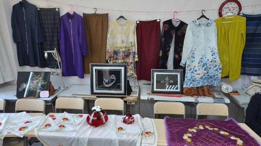 Bayanların A&ccedil;tığı El Emeği G&ouml;z Nuru Sergiler B&uuml;y&uuml;k İlgi G&ouml;r&uuml;yor