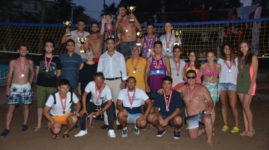 Kemer&rsquo;de Plaj Voleybolu Turnuvası D&uuml;zenlendi