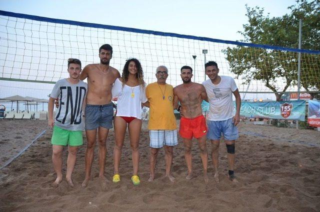 Kemer’de Plaj Voleybolu Turnuvası Düzenlendi