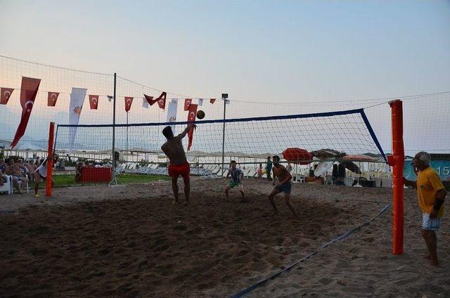 Kemer’de Plaj Voleybolu Turnuvası Düzenlendi