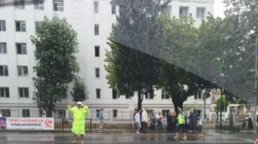 Caddeyi Su Basınca Trafik Polisleri &Ccedil;ıplak Ayakla G&ouml;reve Devam Etti