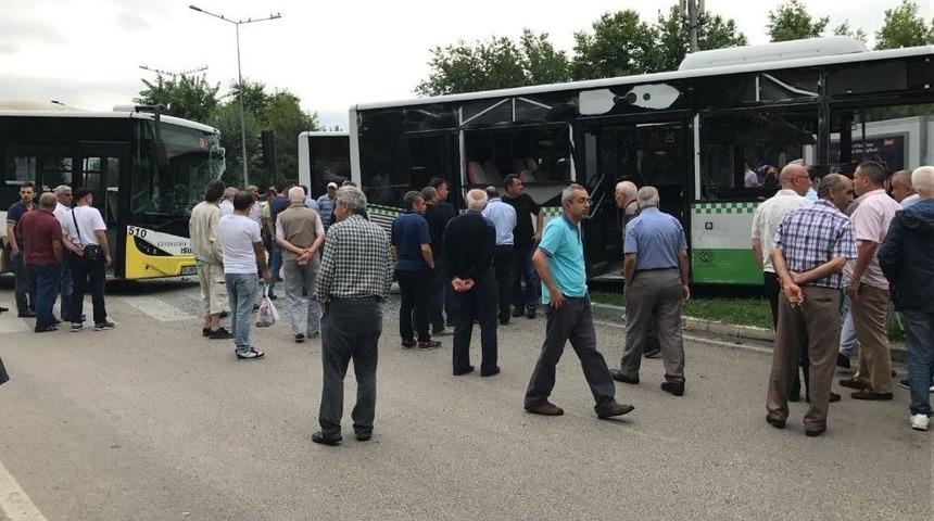 Bursa&rsquo;da Yolcu Otob&uuml;sleri &Ccedil;arpıştı: 4 Yaralı