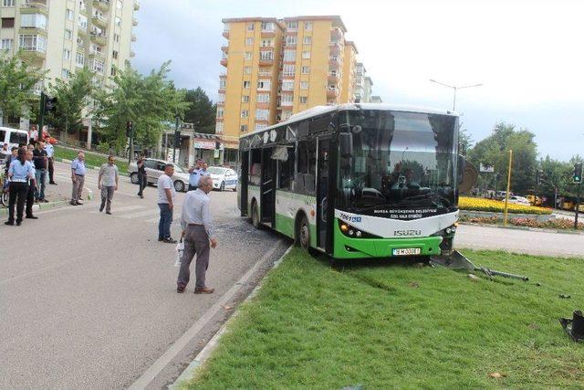 Bursa’da Yolcu Otobüsleri Çarpıştı: 4 Yaralı