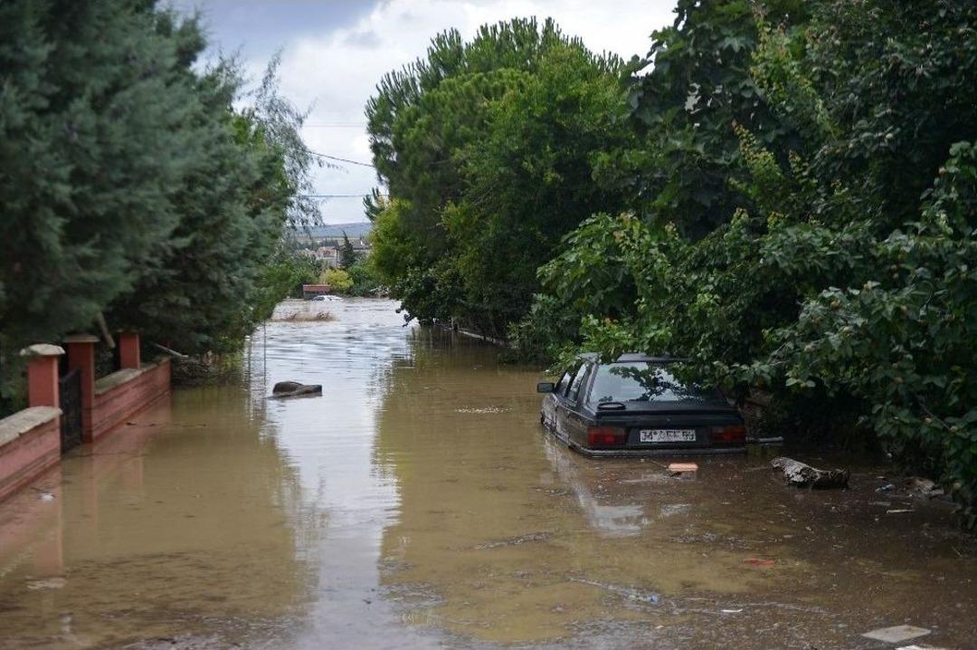Silivri&rsquo;de Evlerdeki Sular Tahliye Edilmeye Başlandı