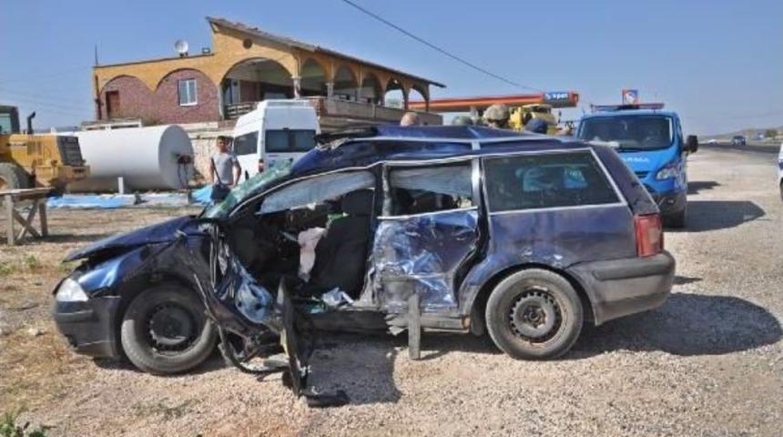 G&ouml;lbaşı'nda Otomobil Ile Minib&uuml;s &Ccedil;arpıştı: 7 Yaralı