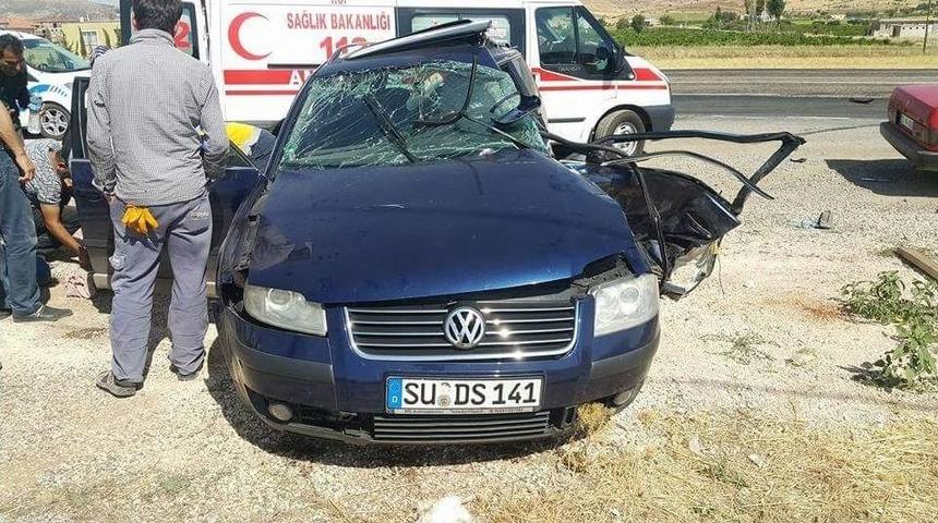 Adıyaman&rsquo;da Otomobil İle Minib&uuml;s &Ccedil;arpıştı: 1 &Ouml;l&uuml;, 6 Yaralı