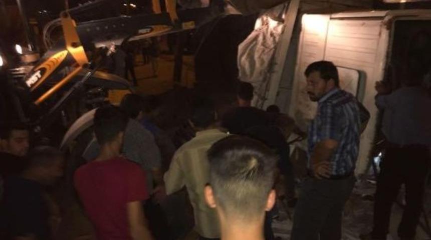 Derik'te Freni Patlayan Buğday Y&uuml;kl&uuml; Tır, Otomobile &Ccedil;arptı: 2 Yaralı