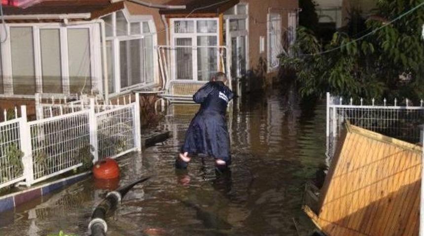 Silivri G&uuml;m&uuml;şyaka'da Su Tahliye &Ccedil;alışmaları Gece Boyunca S&uuml;rd&uuml;