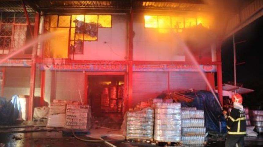 Gaziantep&rsquo;Te Gıda Toptancısında Yangın: 3 Itfaiyeci Yaralandı