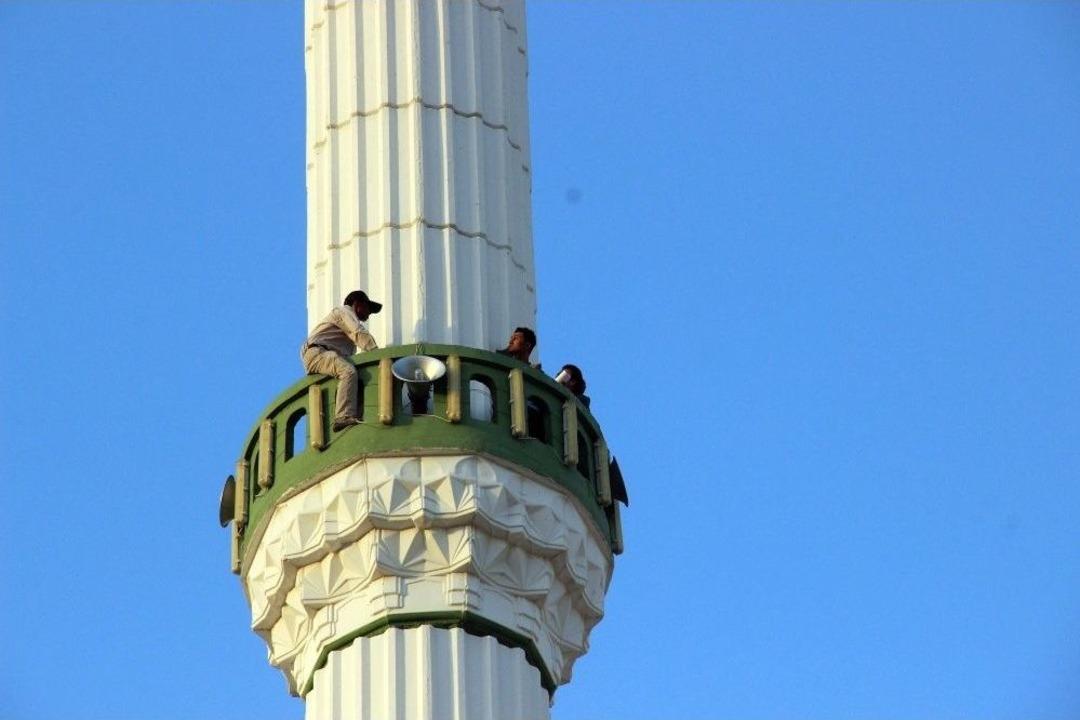 Eşi Ve &Ccedil;ocukları Sığınma Evine Yerleşen Adam Minareye &Ccedil;ıkıp İntihar Girişiminde Bulundu