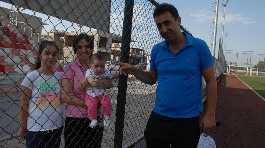 Eşine Destek Vermek İ&ccedil;in İki &Ccedil;ocuğu İle 310 Kilometre Yol Geldi