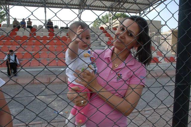 Eşine Destek Vermek İçin İki Çocuğu İle 310 Kilometre Yol Geldi 1