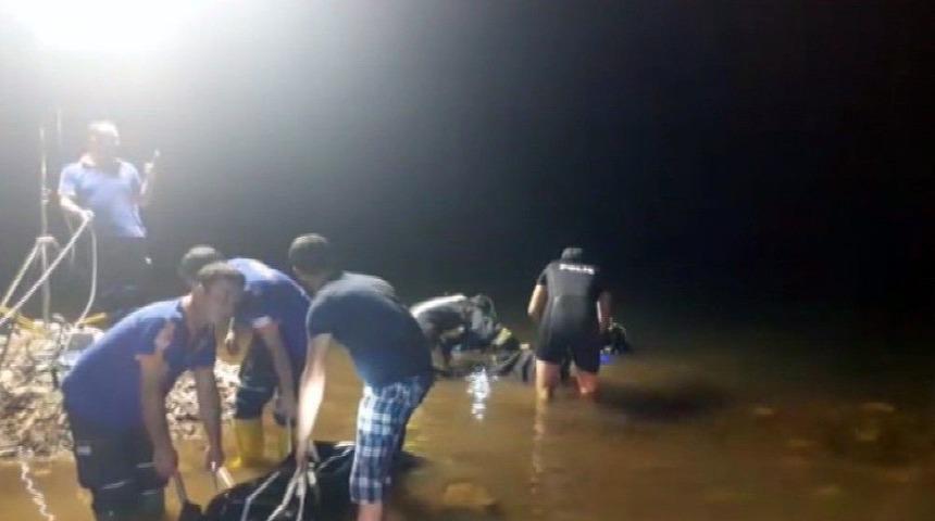 G&ouml;lete D&uuml;şen İki Gencin Cesedi Bulundu