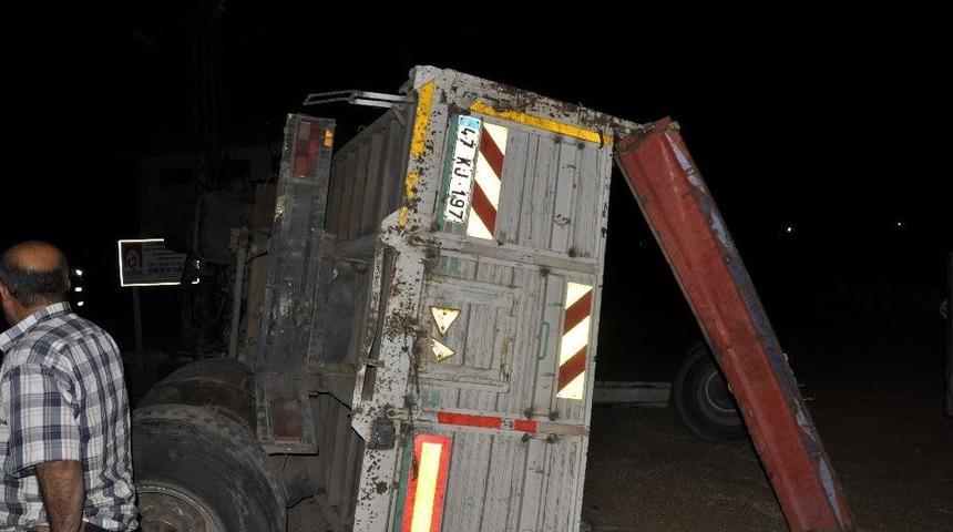Freni Boşalan Buğday Y&uuml;kl&uuml; Tır &Ouml;n&uuml;ndeki Araca &Ccedil;arptı: 2 Yaralı