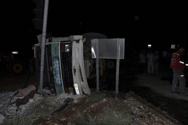 Freni Boşalan Buğday Y&uuml;kl&uuml; Tır &Ouml;n&uuml;ndeki Araca &Ccedil;arptı: 2 Yaralı 2