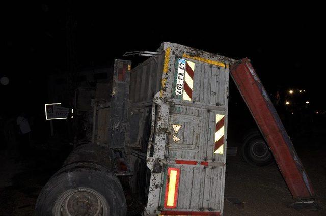 Freni Boşalan Buğday Y&uuml;kl&uuml; Tır &Ouml;n&uuml;ndeki Araca &Ccedil;arptı: 2 Yaralı 3