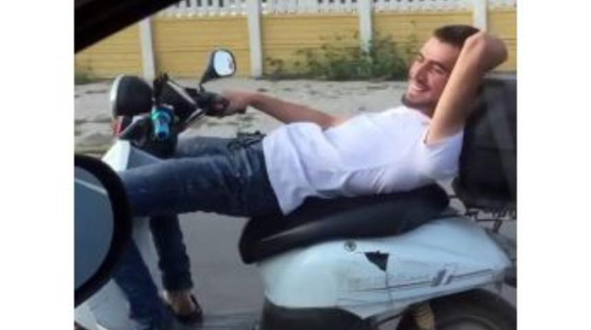 Koltuğuna Sırt &Uuml;st&uuml; Yattığı Motosikleti Tek Elle Kullanıyor