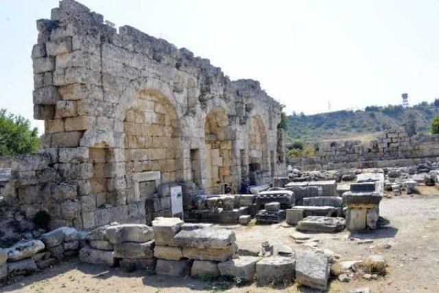 Dünyaca Ünlü Antik Kent Perge 'sürgün Yeri' Oldu' Iddiası