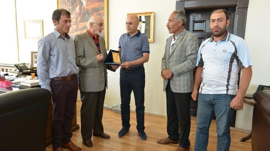 K&ouml;yl&uuml;ler Teşekk&uuml;r İ&ccedil;in, Başkan Korkut&rsquo;a Plaket Verdiler