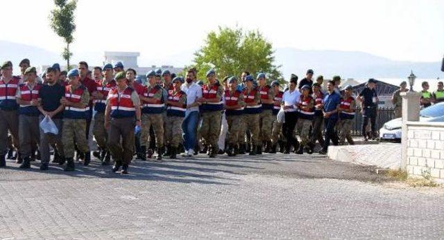 Güçlük Çıkartan Darbeci Askerler Ayrı Araçlarda Getirildi