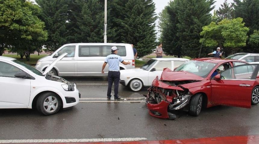 Kocaeli&rsquo;de Trafik Kazası: 2 Yaralı