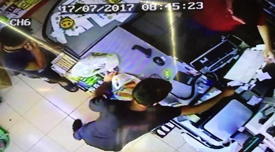 Kasadan Bin Lira &Ccedil;alıp Aldıkları &Uuml;r&uuml;nleri Veresiye Yazdırmaya &Ccedil;alıştılar