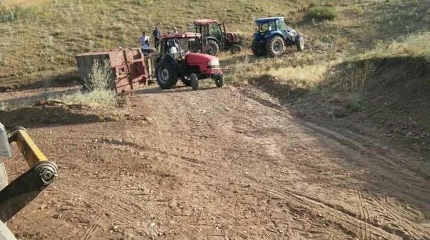 Ağrı&rsquo;da Devrilen R&ouml;mork İ&ccedil;in Seferber Oldular