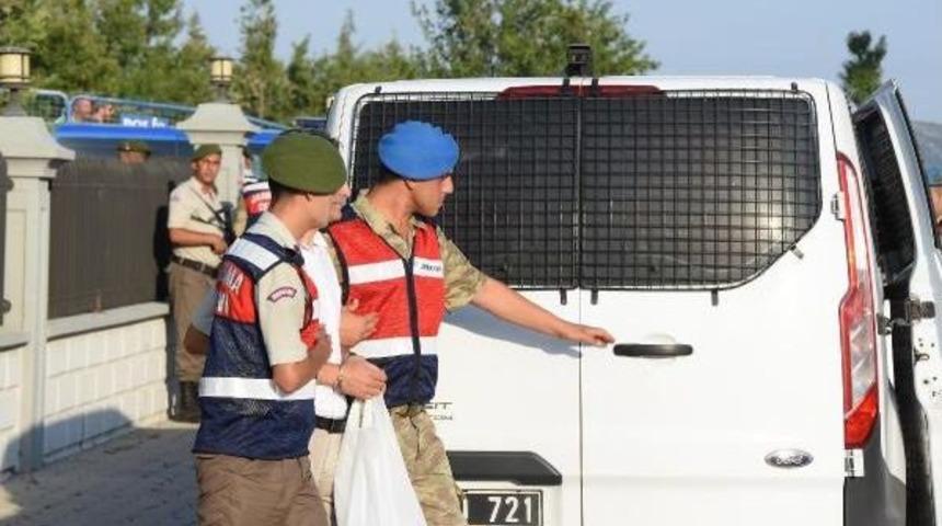 G&uuml;&ccedil;l&uuml;k &Ccedil;ıkartan Darbeci Askerler Ayrı Ara&ccedil;larda Getirildi (2)