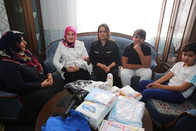 Fatma &Ccedil;olakbayrakdar&rsquo;dan &rsquo;hoş Geldin Bebek&rsquo; Ziyareti 1