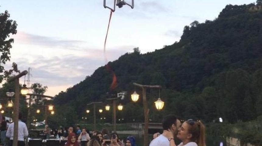 Drone'un Getirdiği Y&uuml;z&uuml;kle Sevgilisine Evlenme Teklif Etti