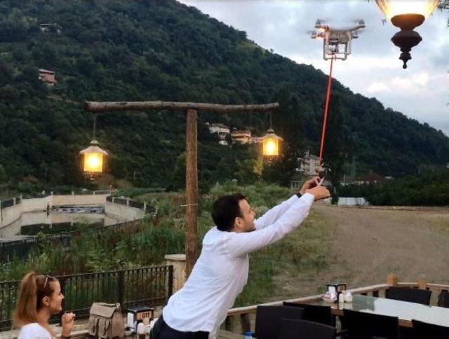 Drone un Getirdiği Y&uuml;z&uuml;kle Sevgilisine Evlenme Teklif Etti 1