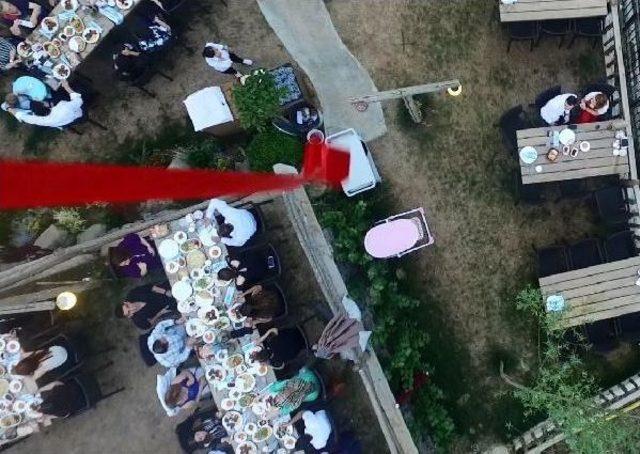 Drone un Getirdiği Y&uuml;z&uuml;kle Sevgilisine Evlenme Teklif Etti 2