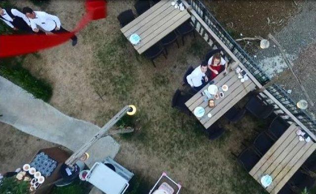 Drone un Getirdiği Y&uuml;z&uuml;kle Sevgilisine Evlenme Teklif Etti 3