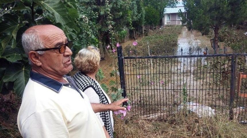 (özel Haber) Silivri’de Evleri Sular Altında Kalan Yaşlı Çift Gözyaşları İçerisinde Evlerini Seyretti