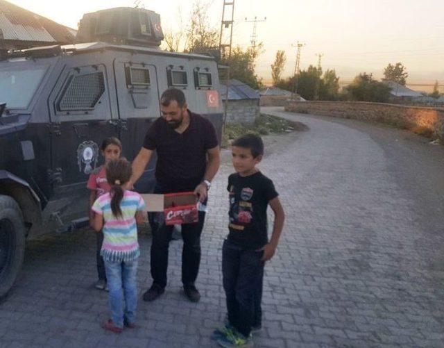 Bulanık Polisi &Ccedil;ocuklara &Ccedil;ikolata Dağıttı 1