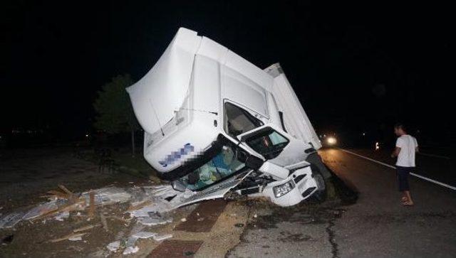 Tır Beton Su Kanalına Çarptı, Sürücü Yara Almadı