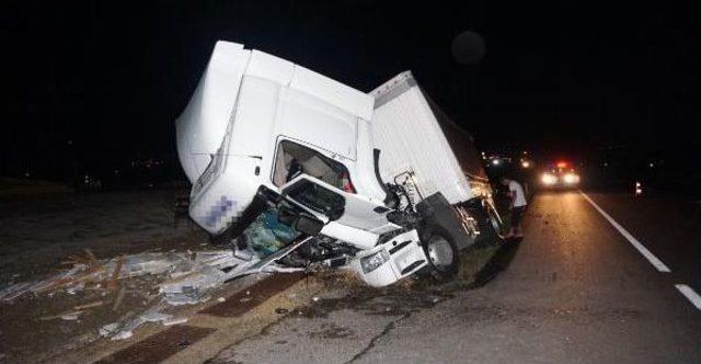 Tır Beton Su Kanalına Çarptı, Sürücü Yara Almadı