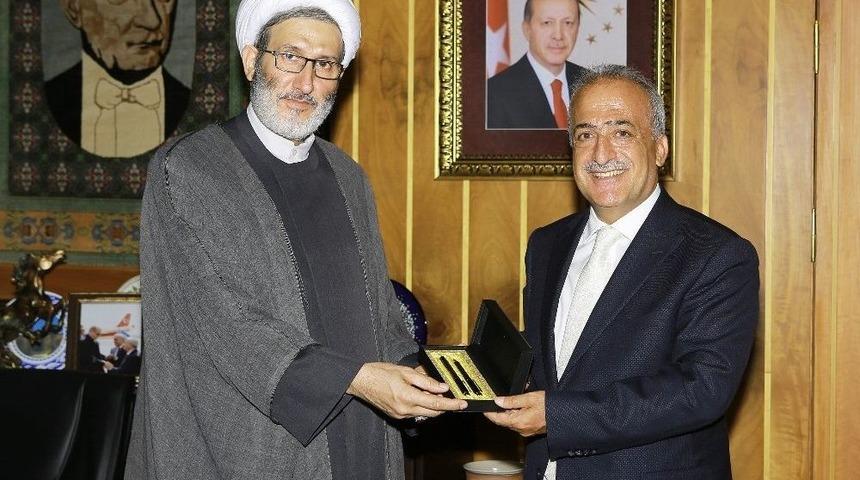 Tebriz &Uuml;niversitesi İlahiyat Fak&uuml;ltesi Dekanı Ve &Ouml;ğretim &Uuml;yeleri Rekt&ouml;r &Ccedil;omaklı&rsquo;yı Ziyaret Etti