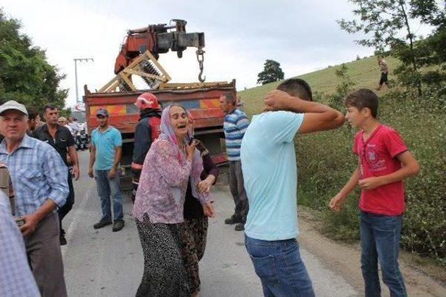 Devrilen Traktörün Altında Kalan Sürücü Öldü