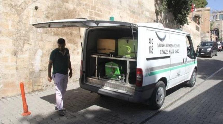 17 Yaşındaki Gen&ccedil;, Boğazı Kesilip Cesedi Yol Kenarına Atıldı