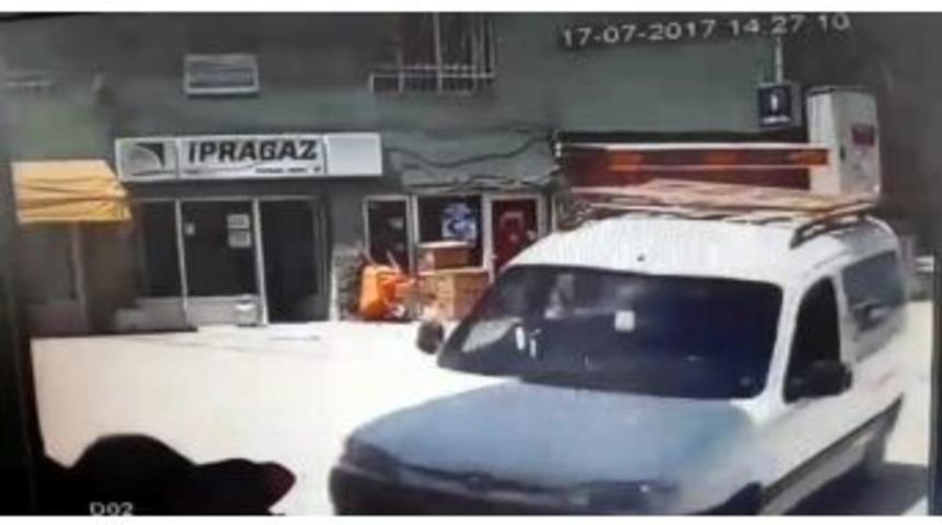 Ayakları Kırık S&uuml;r&uuml;c&uuml; Otomobil İle Lokantaya Daldı