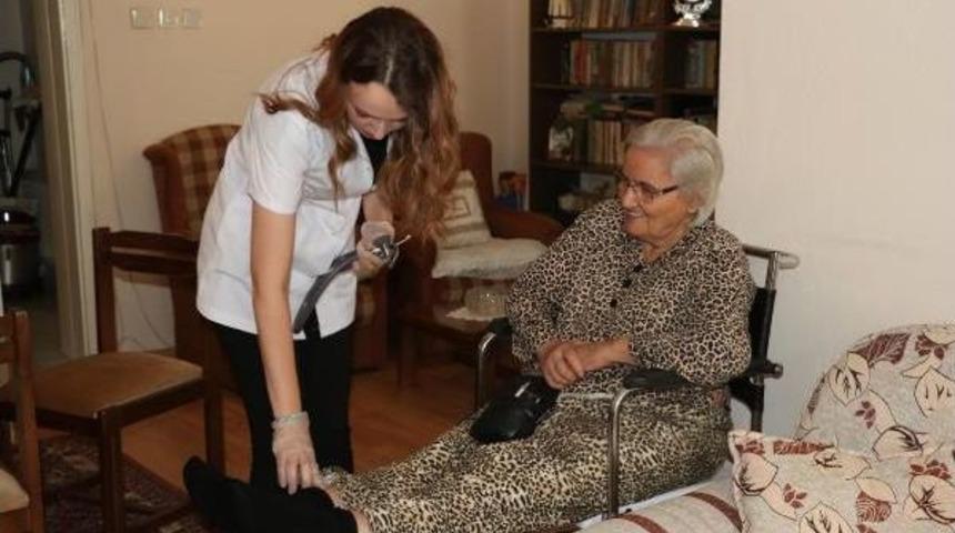 Y&uuml;r&uuml;yemeyen Emekli &Ouml;ğretmene Evinde Sağlık Hizmeti