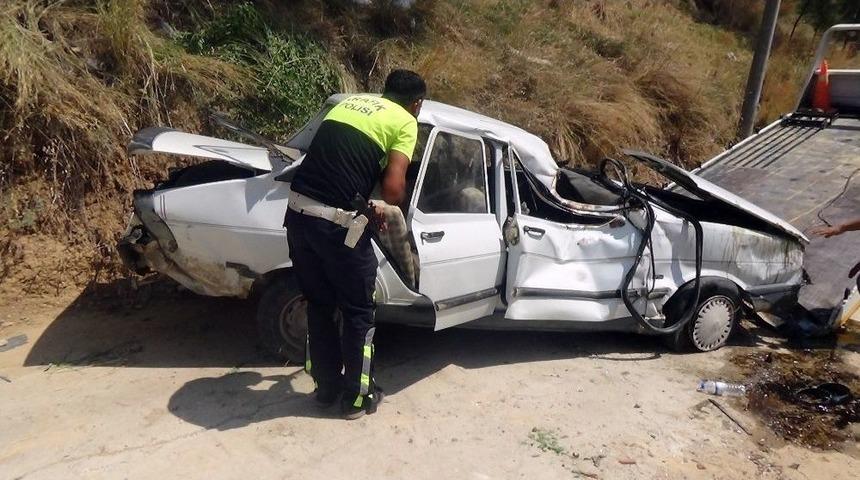 Virajı Alamayan Otomobil &Ouml;nce Yayaya &Ccedil;arptı, Sonra U&ccedil;uruma Yuvarlandı