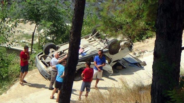 Virajı Alamayan Otomobil Önce Yayaya Çarptı, Sonra Uçuruma Yuvarlandı