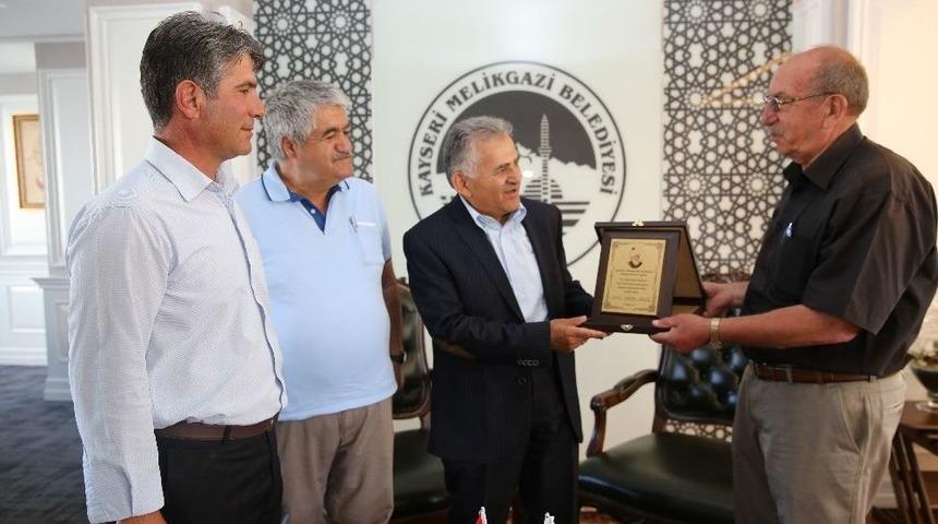 Mahalle Muhtarlarından Başkan B&uuml;y&uuml;kkılı&ccedil;&rsquo;a Plaketli Teşekk&uuml;r Ziyareti