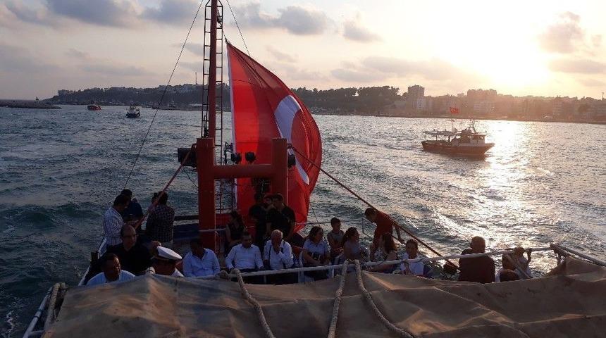 Denizde Teknelerle 15 Temmuz Şehitleri İ&ccedil;in Saygı Ge&ccedil;işi